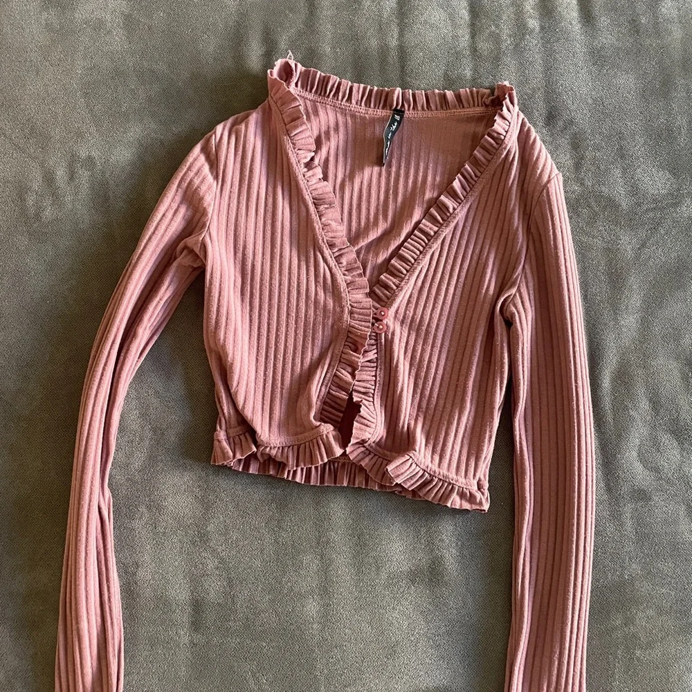ASYOU Ruffle Edged Ribbed Cardi with Long Sleeves Dusty Pink Size 4 - Picture 4 of 6